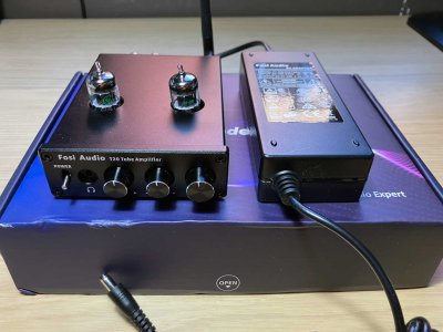 Photo-1---Fosi-Audio-amplifier-with-adapter.jpg